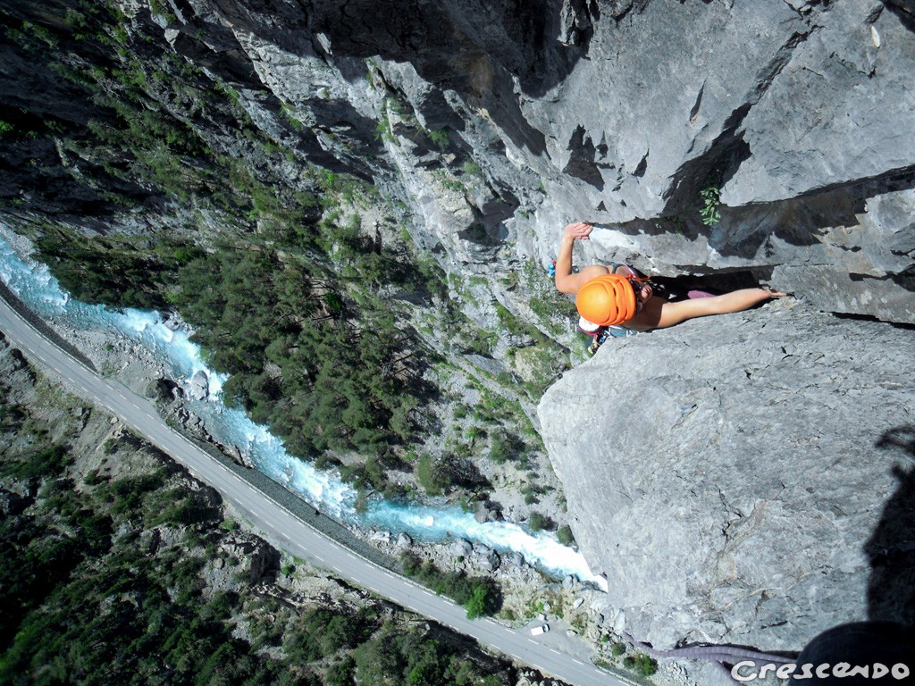 Sortie initiation escalade avec un guide au sein du parc du Queyras calcaire grande voie