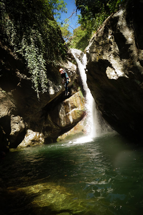 Un des grands sauts dans une vasque profonde
