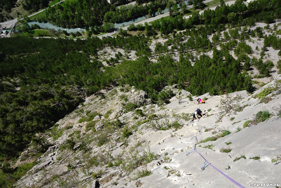 grande voie dans les Hautes-Alpes, initiation grande voie, escalade adulte