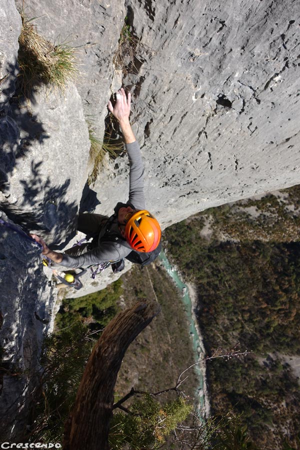 grimpeur au dessus des gorges du Verdon