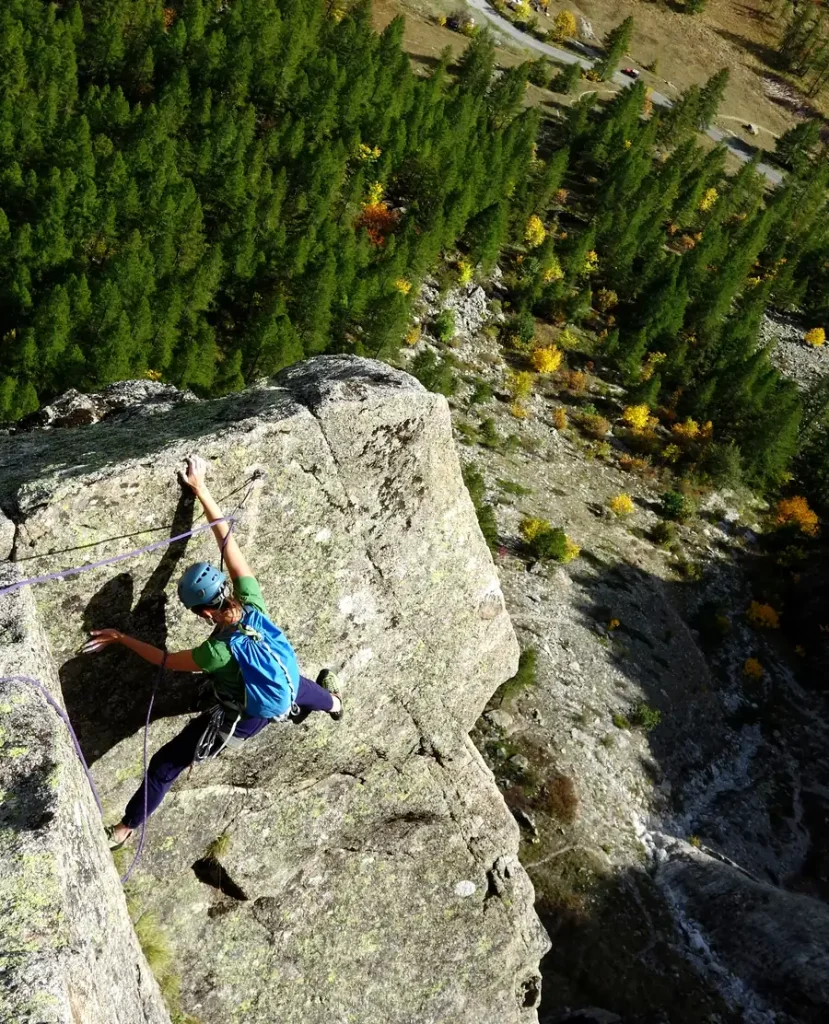 grimpeuse sur le granite d'AIlefroide l'automne