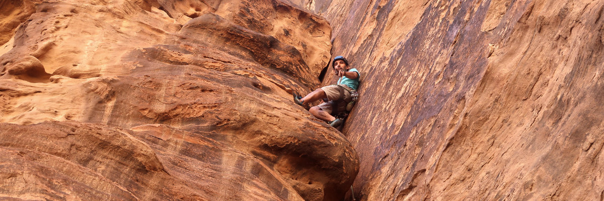 crack climbing wadi Rum, terrain d'aventure